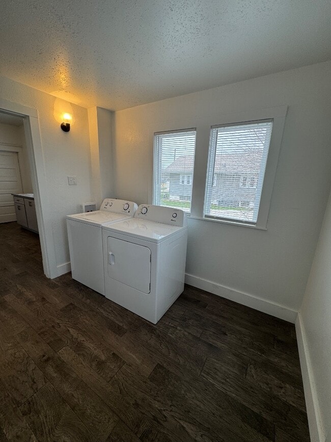 Building Photo - 1418 Avalon St