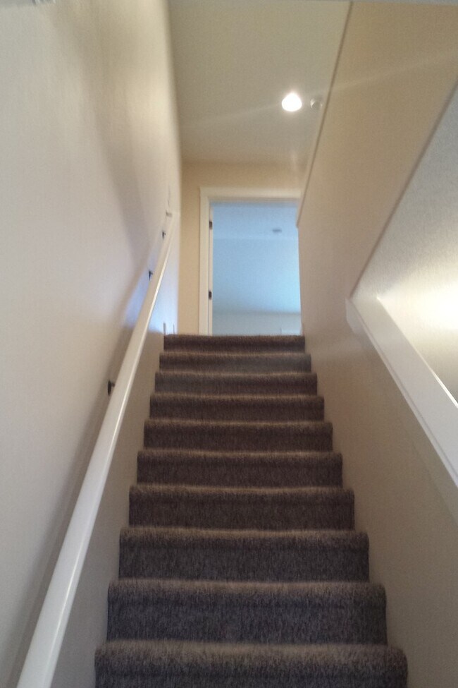 Building Photo - Spacious & Beautiful Home in Great Locatio...