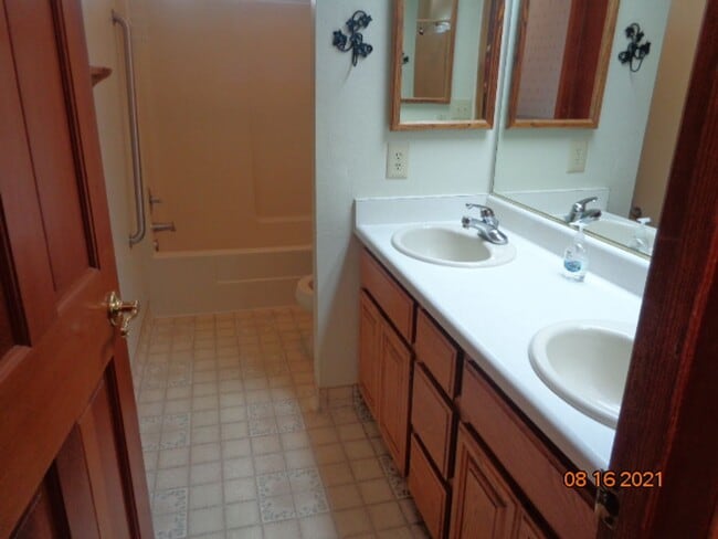 Building Photo - 960 Monique Way