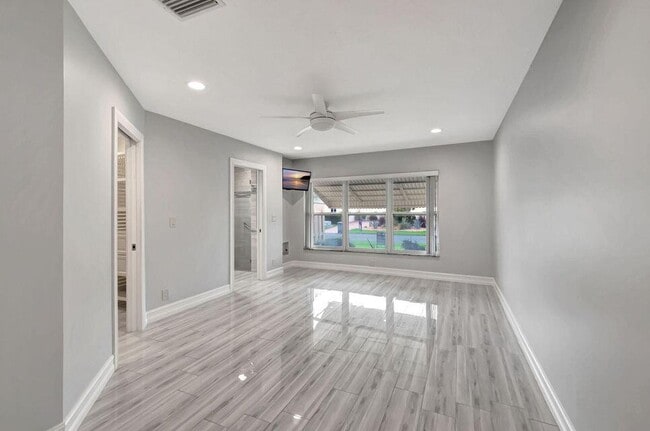Building Photo - 5846 Mirror Lakes Blvd