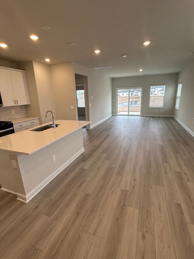 Building Photo - 6009 Port Royal St