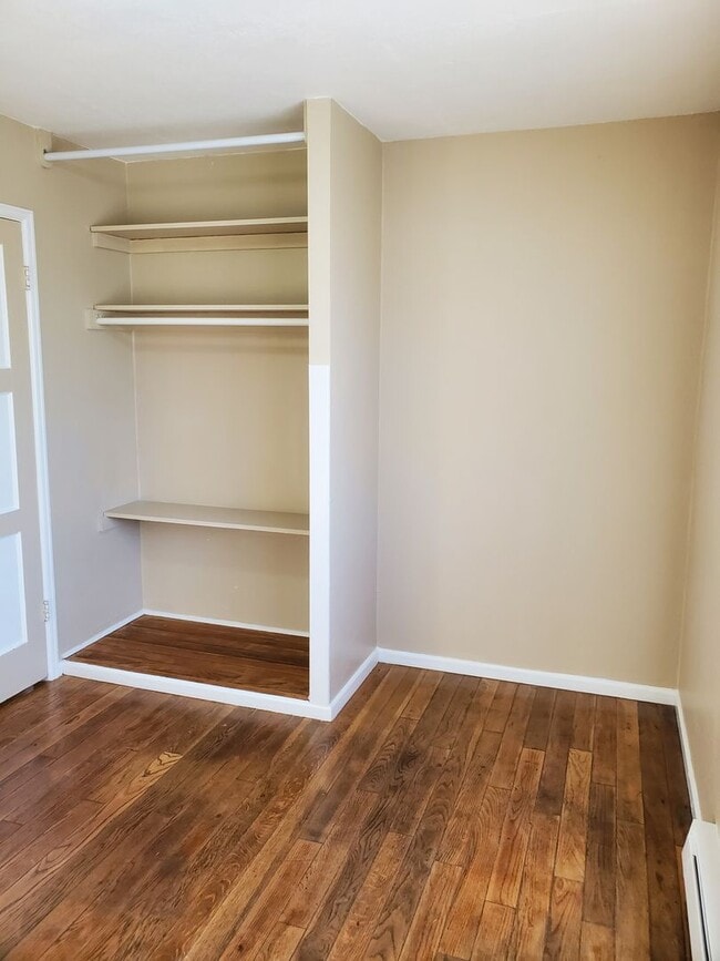 Building Photo - Charming 3 bedroom 1 bath Sheridan Park/Ma...