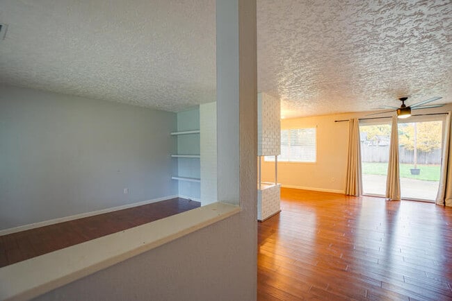 Building Photo - THREE BEDROOM HOUSE IN VANCOUVER