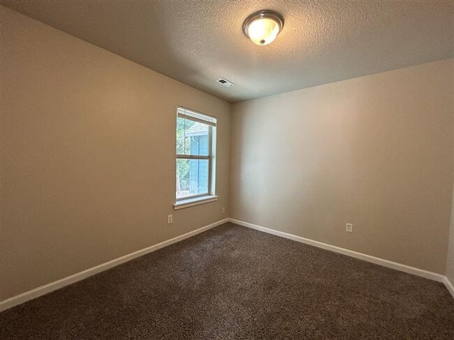 Building Photo - Move-In Ready! 3 Beds 2.5 Baths Townhome with Stainless Steel Appliances, W/D Hookups, and Gas Fo...