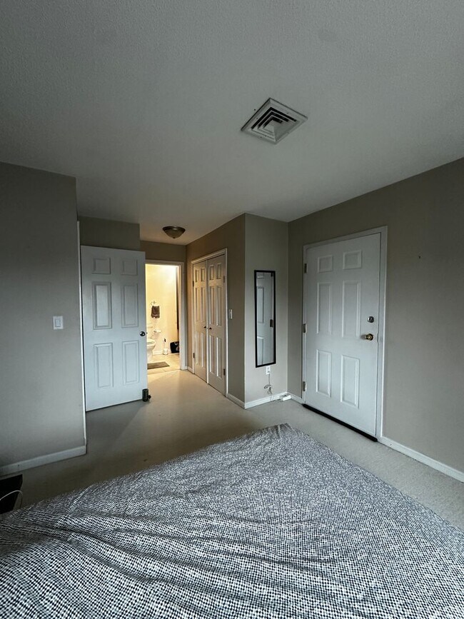 Building Photo - No Brokers Fee!! Spacious 2-Bed, 2-Bath Co...