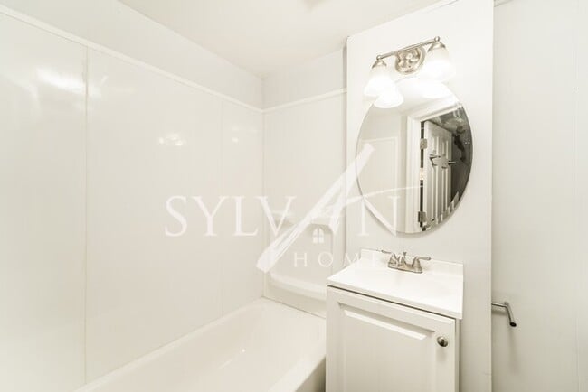 Building Photo - Updated 3 bedroom end unit townhome!