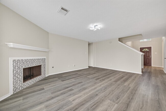 Building Photo - 6915 Great Oaks Shadow Dr