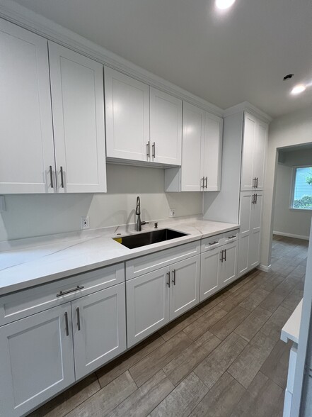 Kitchen - 713 W Colorado Blvd