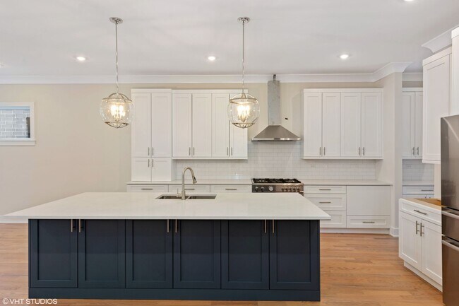 Building Photo - Condo Quality 3,400 SF Duplex Down in Roscoe Village, Pet Friendly Available August 1st