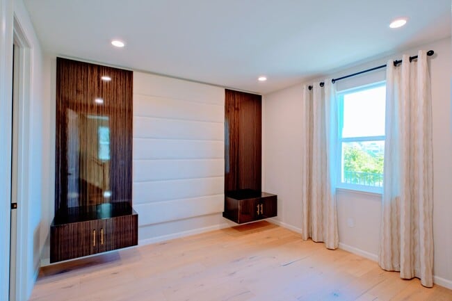 Building Photo - Beautiful end unit 4 bedroom condo in Dublin