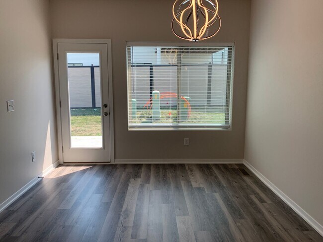 Building Photo - Zero entry ranch townhome with 2 stall garage. Laundry on main level, 2 bedrooms/2.5 bath in SE L...