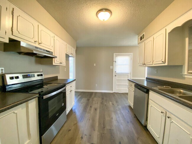Building Photo - 3 bed, 2 bath home with access to 79 and 40.