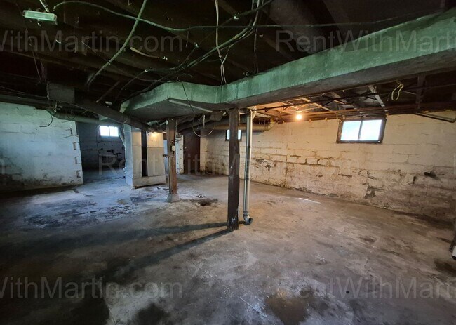 Building Photo - 824 Logan Ave