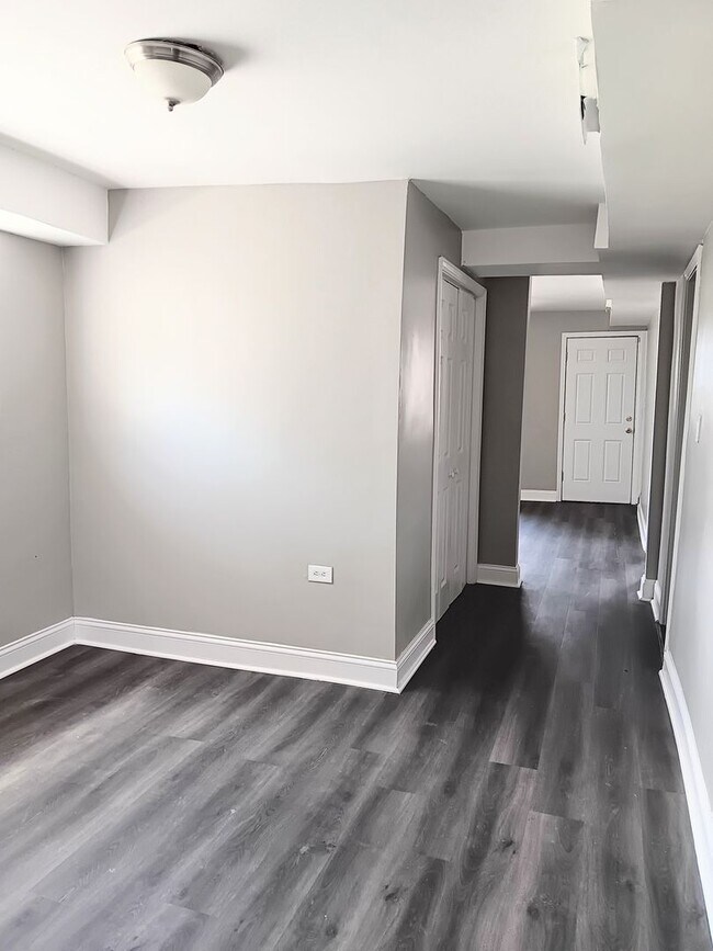 Building Photo - Gorgeous 4 bed, 2 bath located in the Heart of East Chicago