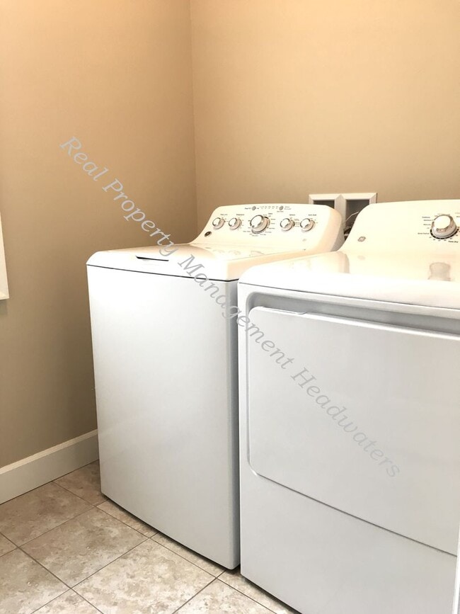 Building Photo - 5 Bedroom 3 Bath House for Rent