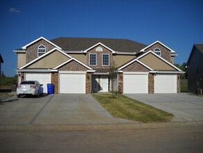 Building Photo - 3 Bedroom, 2.5 Bath Townhome in Fox Creek Subdivision with a 1 car garage