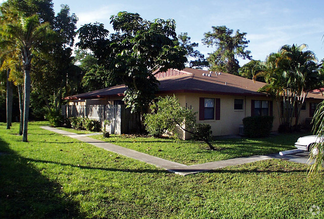 Building Photo - Town Square Villas