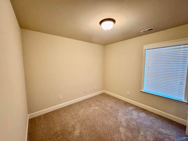 Building Photo - 102 Silvermoon Ln