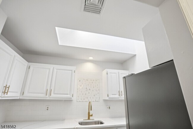 Building Photo - 66 Park Ave