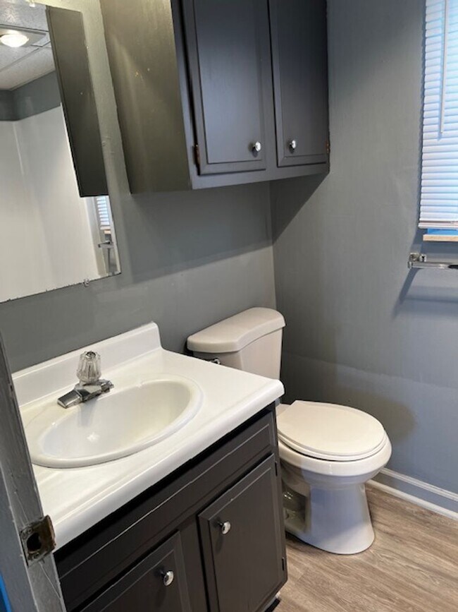 Building Photo - Maryville 37803 - 1 bedroom, 1 bath Apartment - Contact Troy Adams (865)233-6949