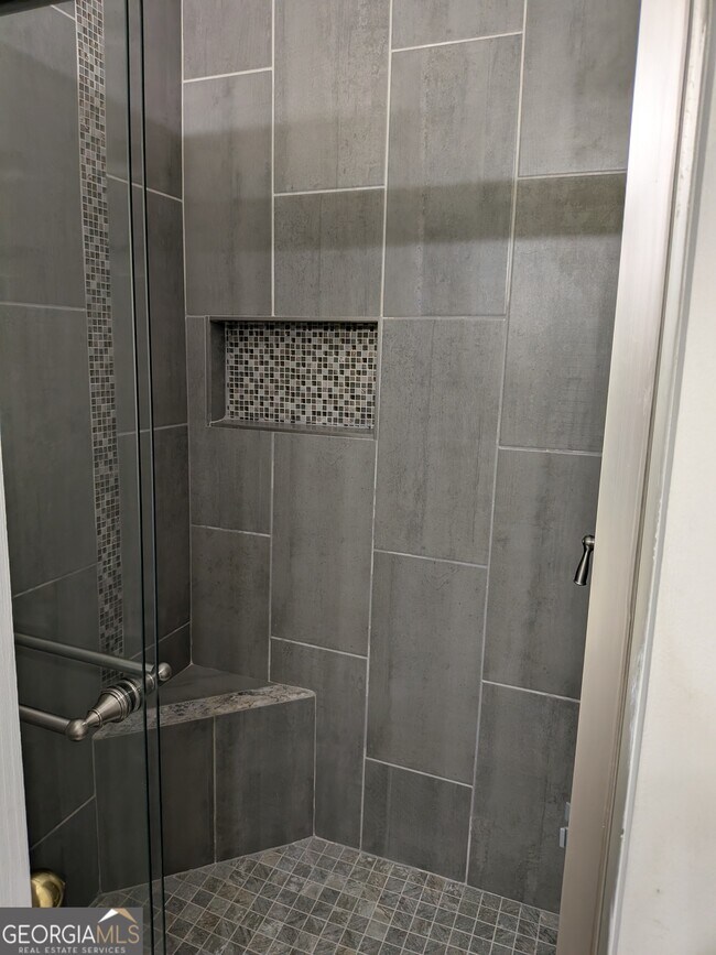 Building Photo - 1422 Fountain View Dr