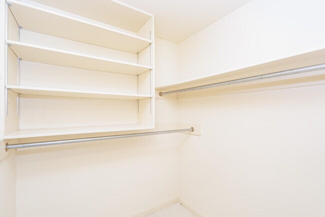 Building Photo - 1424 Bradford Dr