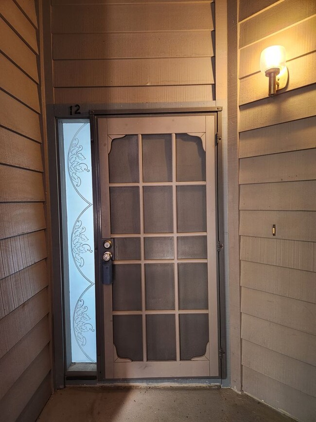 Building Photo - Beautifully updated 2 bed / 2 bath at 4 Seasons North