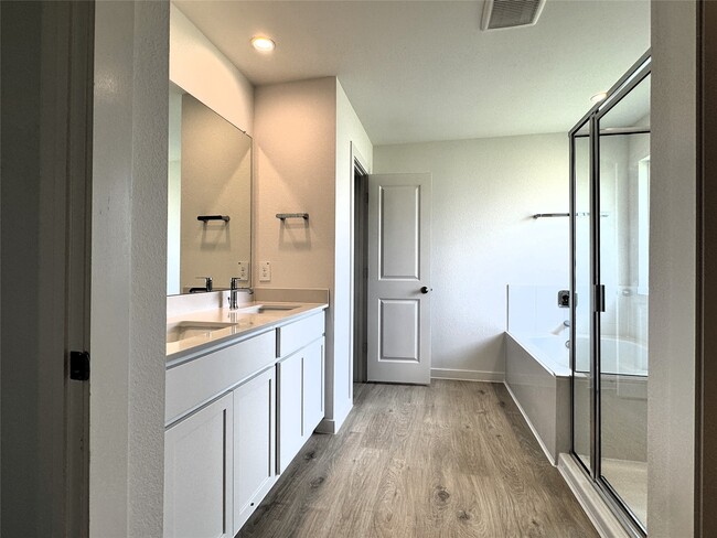 Building Photo - 30434 Canterbury Fields Dr