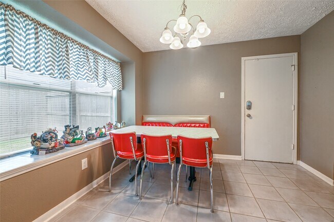 Building Photo - 2630 Hollymist Dr