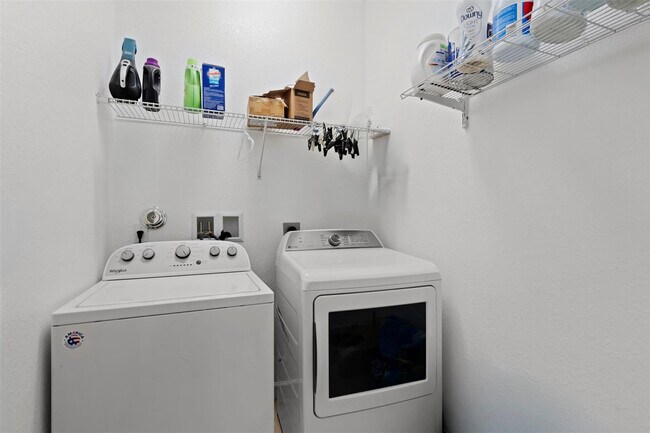 Building Photo - 9467 SW Merlin Ct