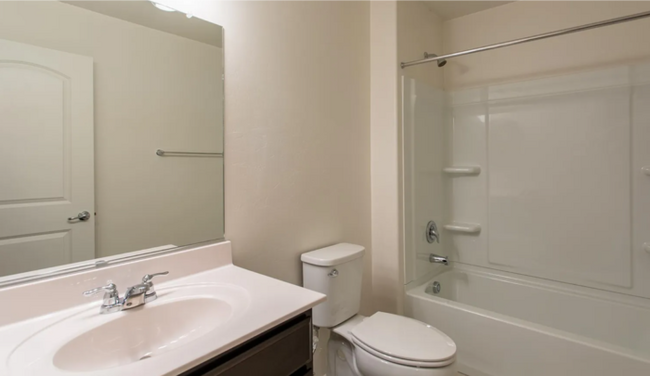 Building Photo - Beautiful 4 bedroom 2.5 bath home