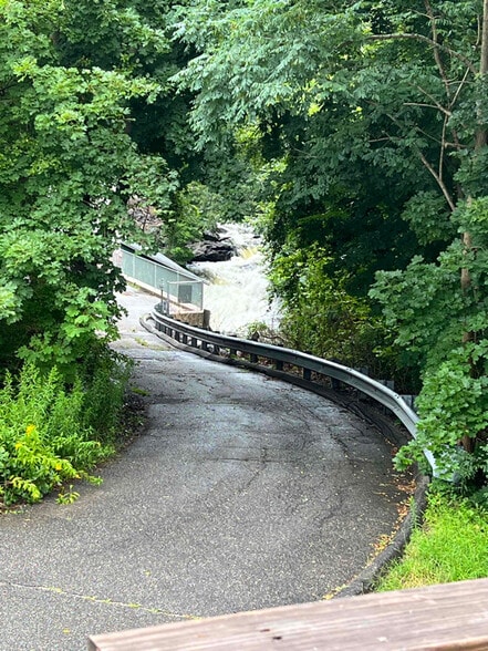 Building Photo - 907 Bantam Rd