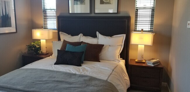 Building Photo - Beautiful end unit 4 bedroom condo in Dublin