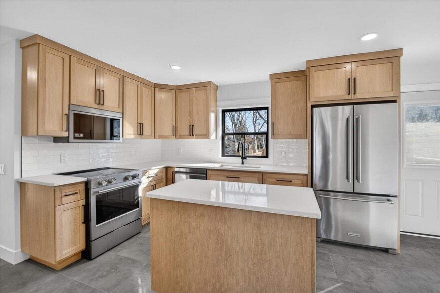 Building Photo - 305 N Shuman St