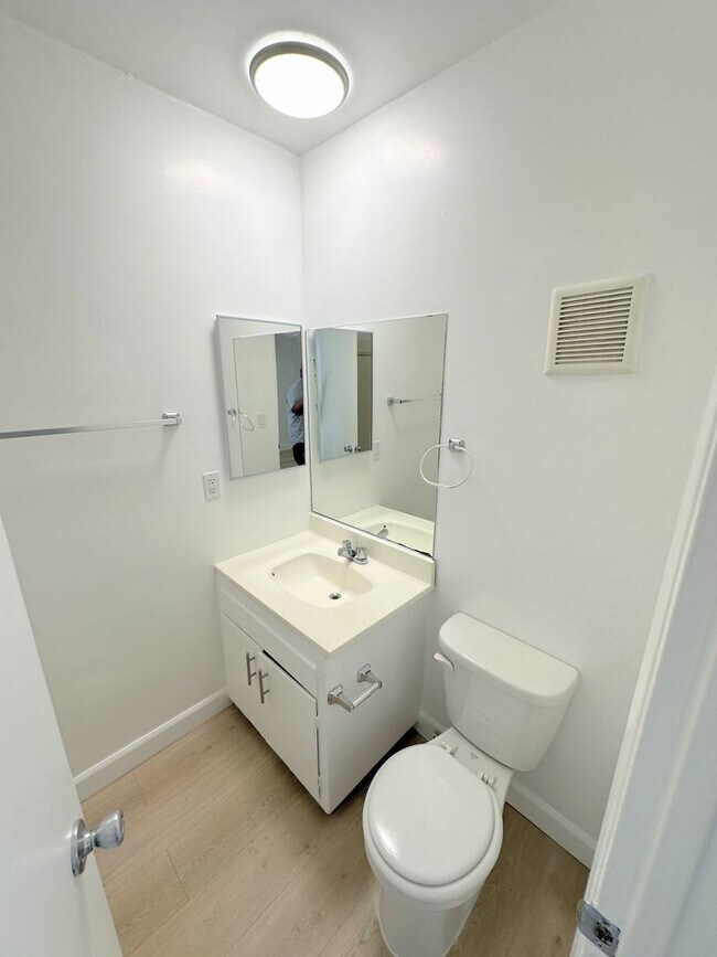 Building Photo - 3 PEAT - Huge, spacious, enormous - 2BD/2BA with parking. Chatsworth Adjacent!