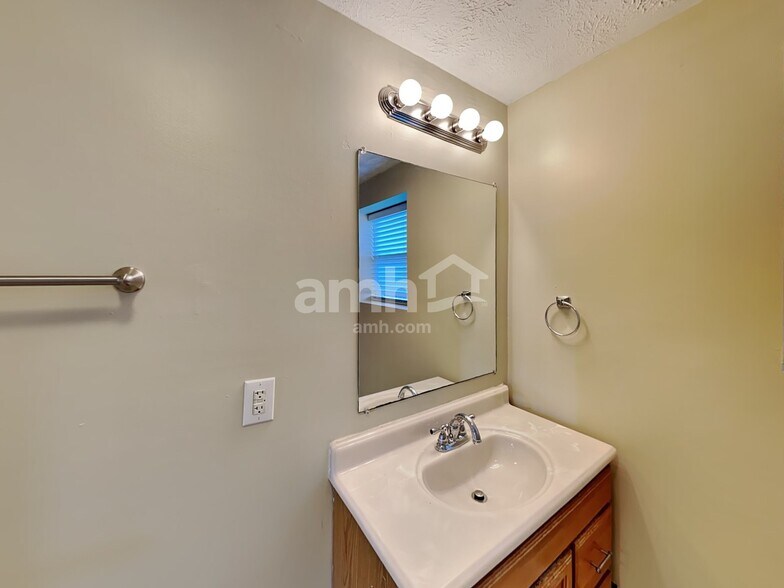 Building Photo - 456 Kathryn Dr