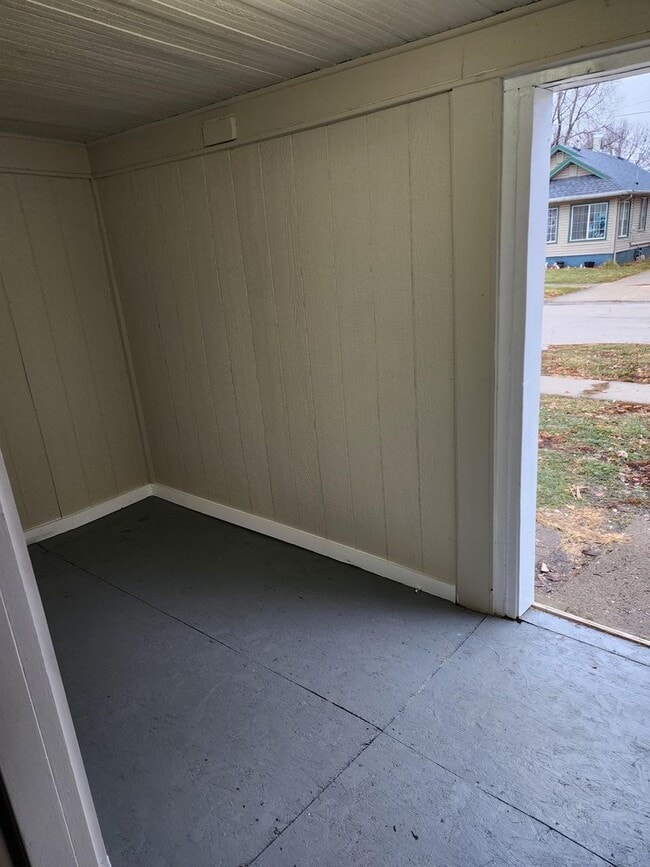 Building Photo - 2 Bedroom 1 Bath Home With 2 Stall Garage