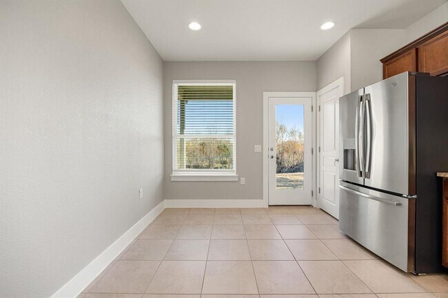 Building Photo - 1501 Roseburg Dr
