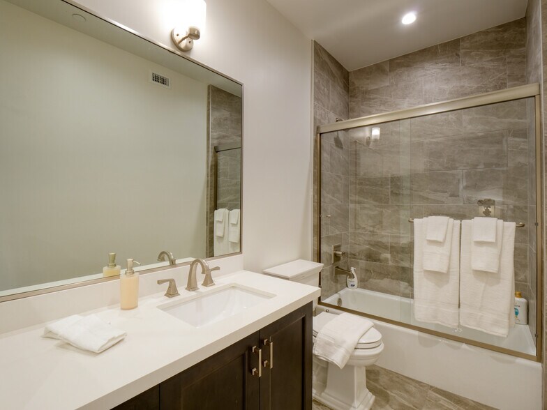 Building Photo - 911 S Shenandoah St