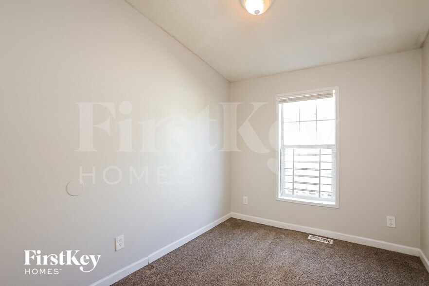 Building Photo - 5650 Askew Ave