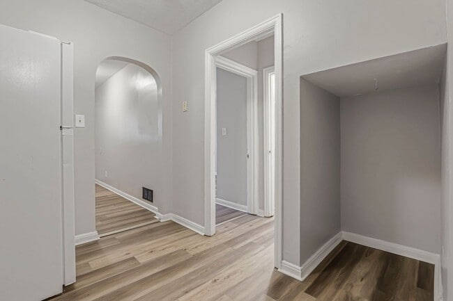 Building Photo - 987 Lilley Ave