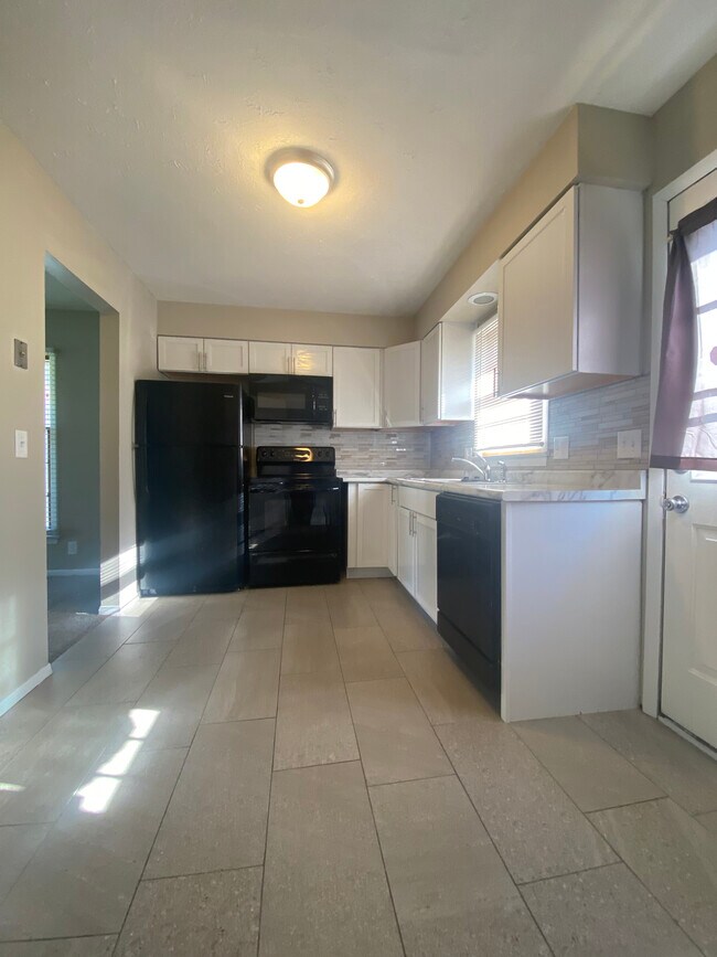 Building Photo - 5606 S 114th St