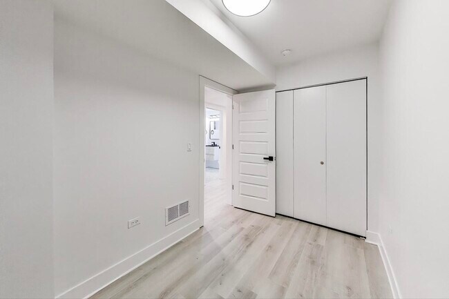 Building Photo - 1437 W Oakdale Ave