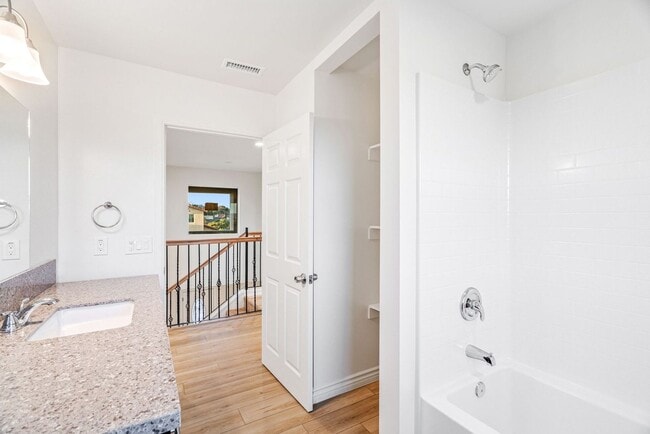 Building Photo - 4 Bedroom house with view