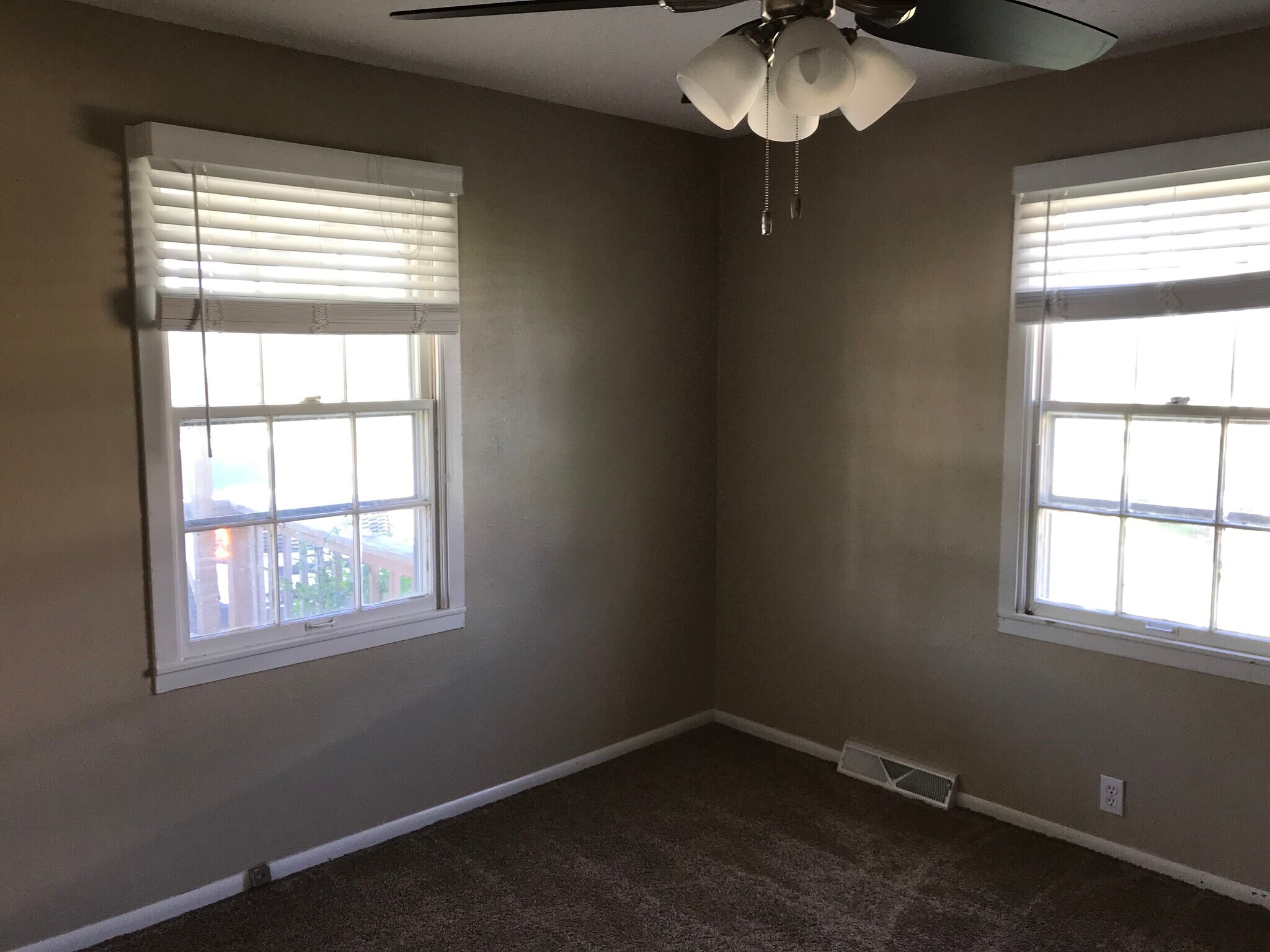 Building Photo - 615 E 5th St