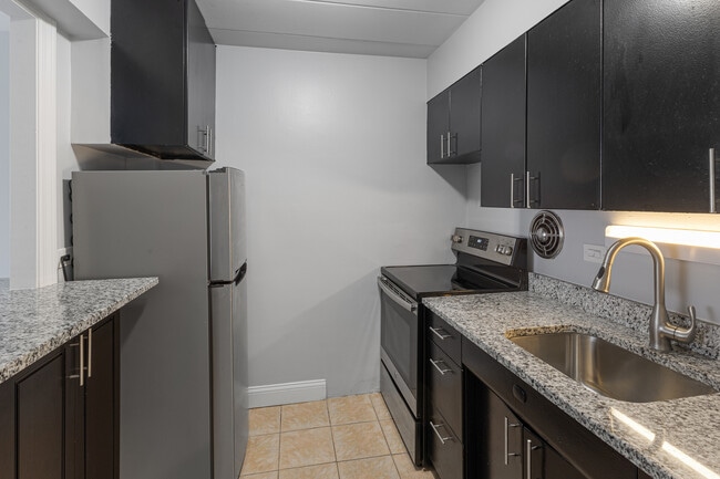 Building Photo - 6012 N Kenmore Ave
