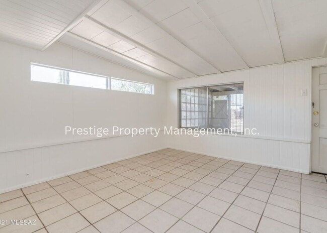 Building Photo - Charming, Updated  Brick Home in Central T...