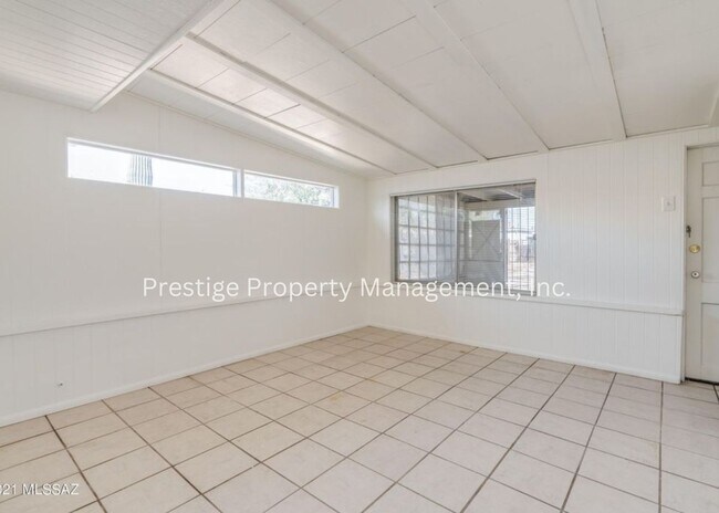 Building Photo - Charming, Updated  Brick Home in Central Tucson with Huge Yard!