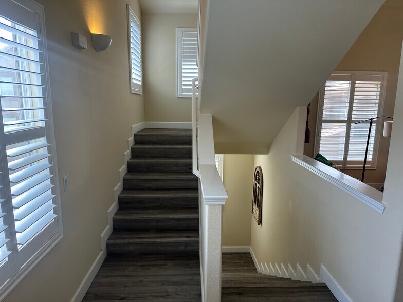 Building Photo - 5350 Dunlay Dr
