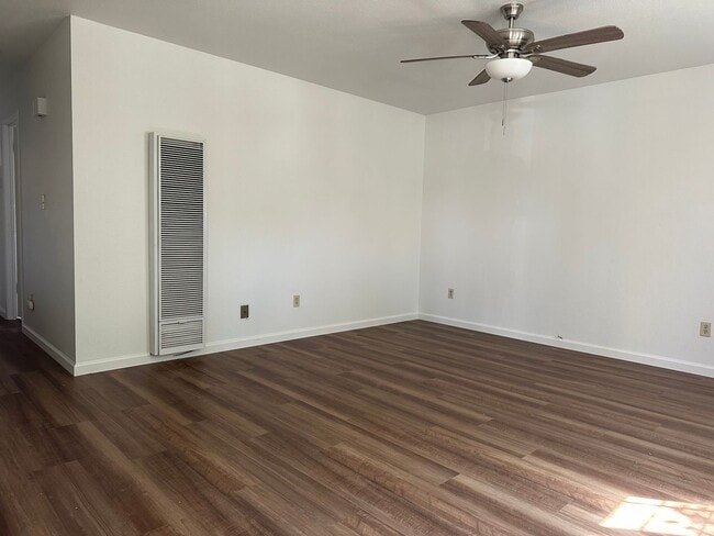 Building Photo - New LVP & Carpet! Great Anderson location!